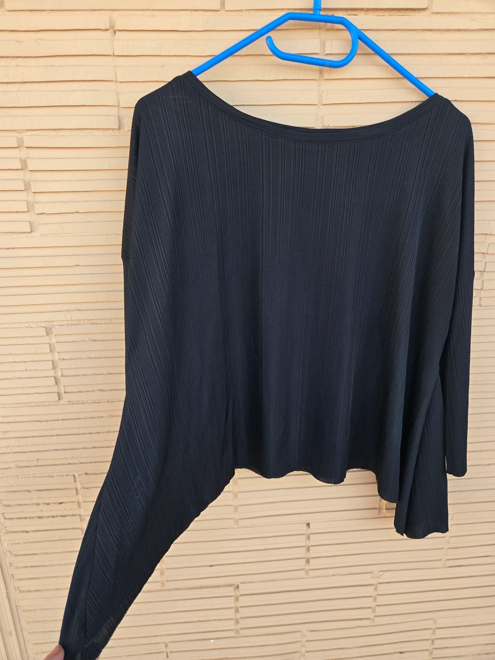 Suéter preto com efeito evasé – photo 4